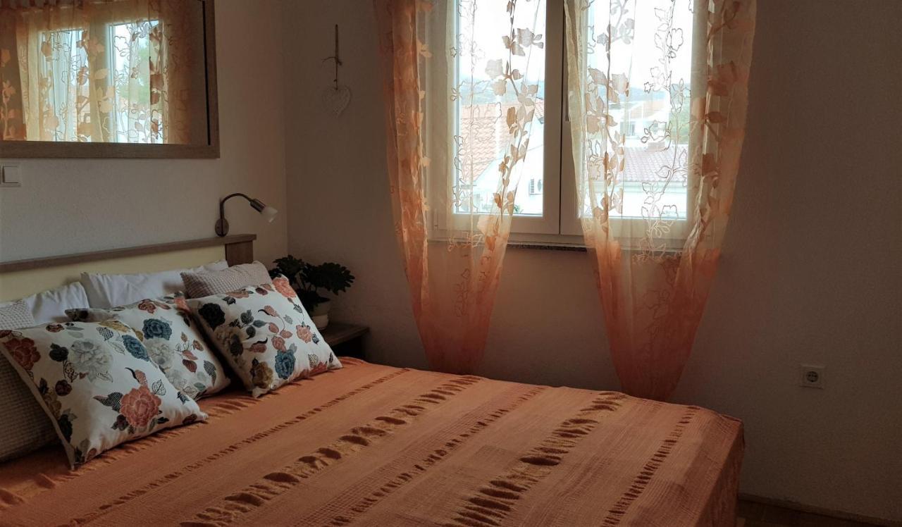 Apartmani Villa Lilliana Tribunj  Bagian luar foto