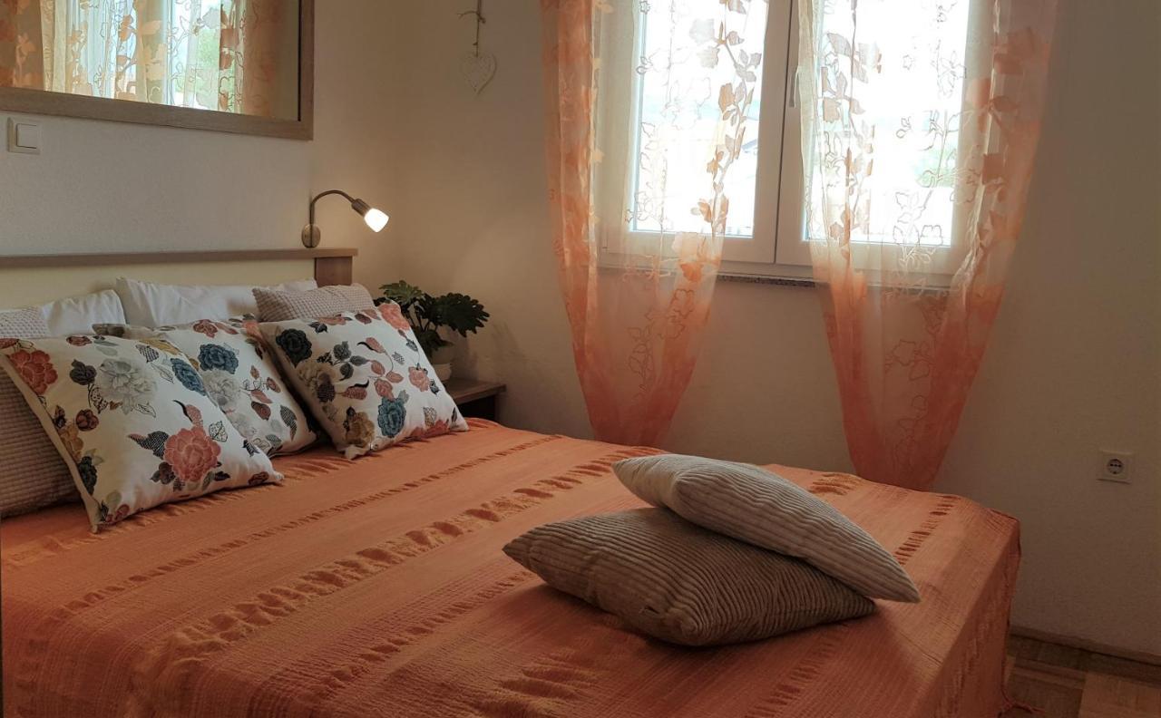 Apartmani Villa Lilliana Tribunj  Bagian luar foto