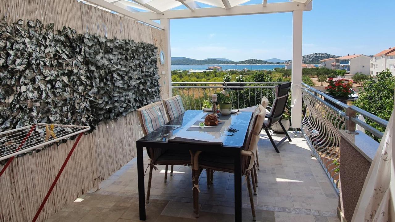 Apartmani Villa Lilliana Tribunj  Bagian luar foto