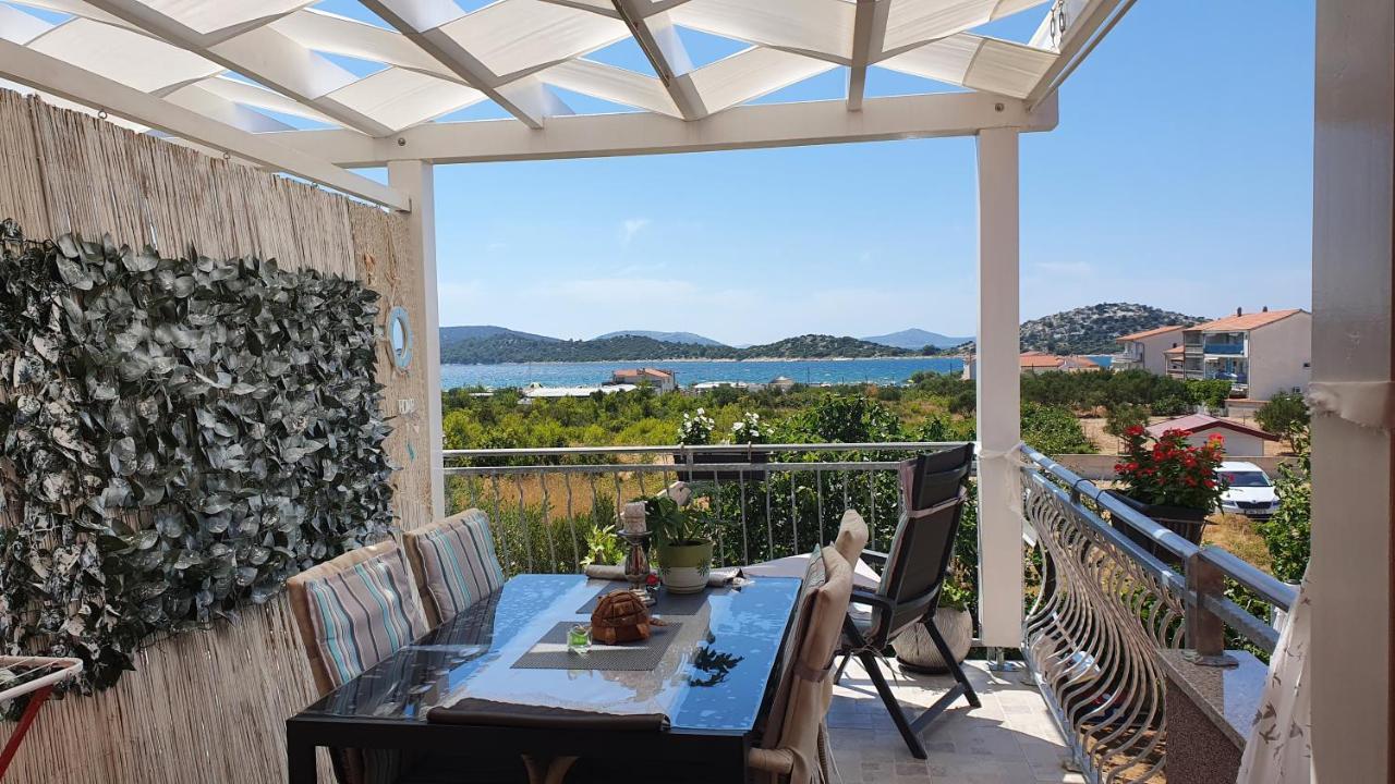 Apartmani Villa Lilliana Tribunj  Bagian luar foto